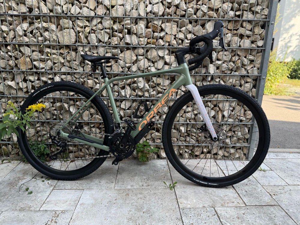Gravelbike in olivgrün mit heller Gabel – einsatzbereit für Stadt, Schotter und Bergtouren